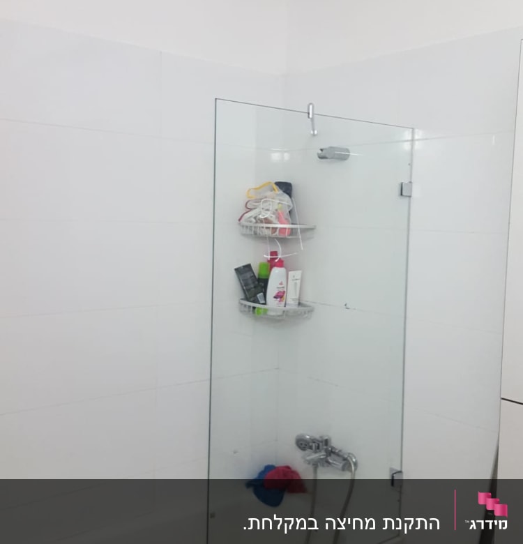 מקלחת עם מדף מוצרים, ברז ומגבת